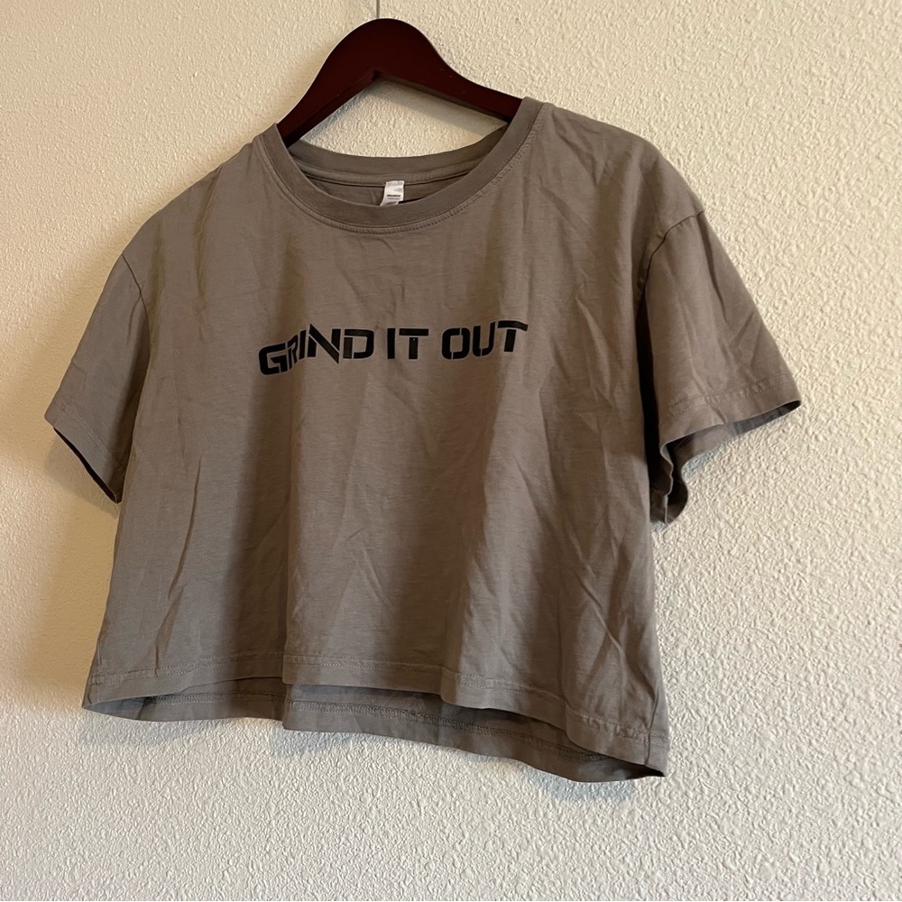 Women's "Grind it Out" Stimulate Fitness Walnut Gray Workout Crop Tee Sz Med